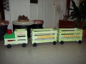 tren de juguete con cajas de fruta